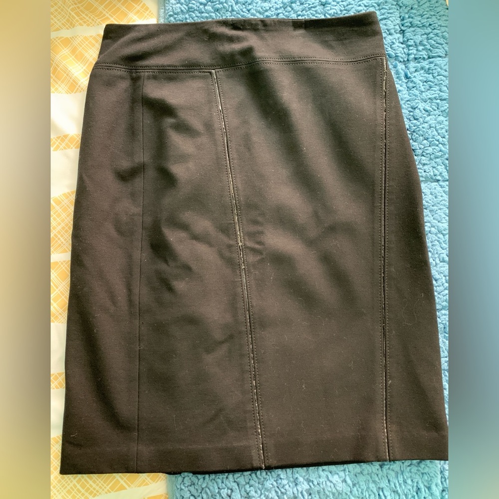 Elie Tahari - black pencil skirt, size 4